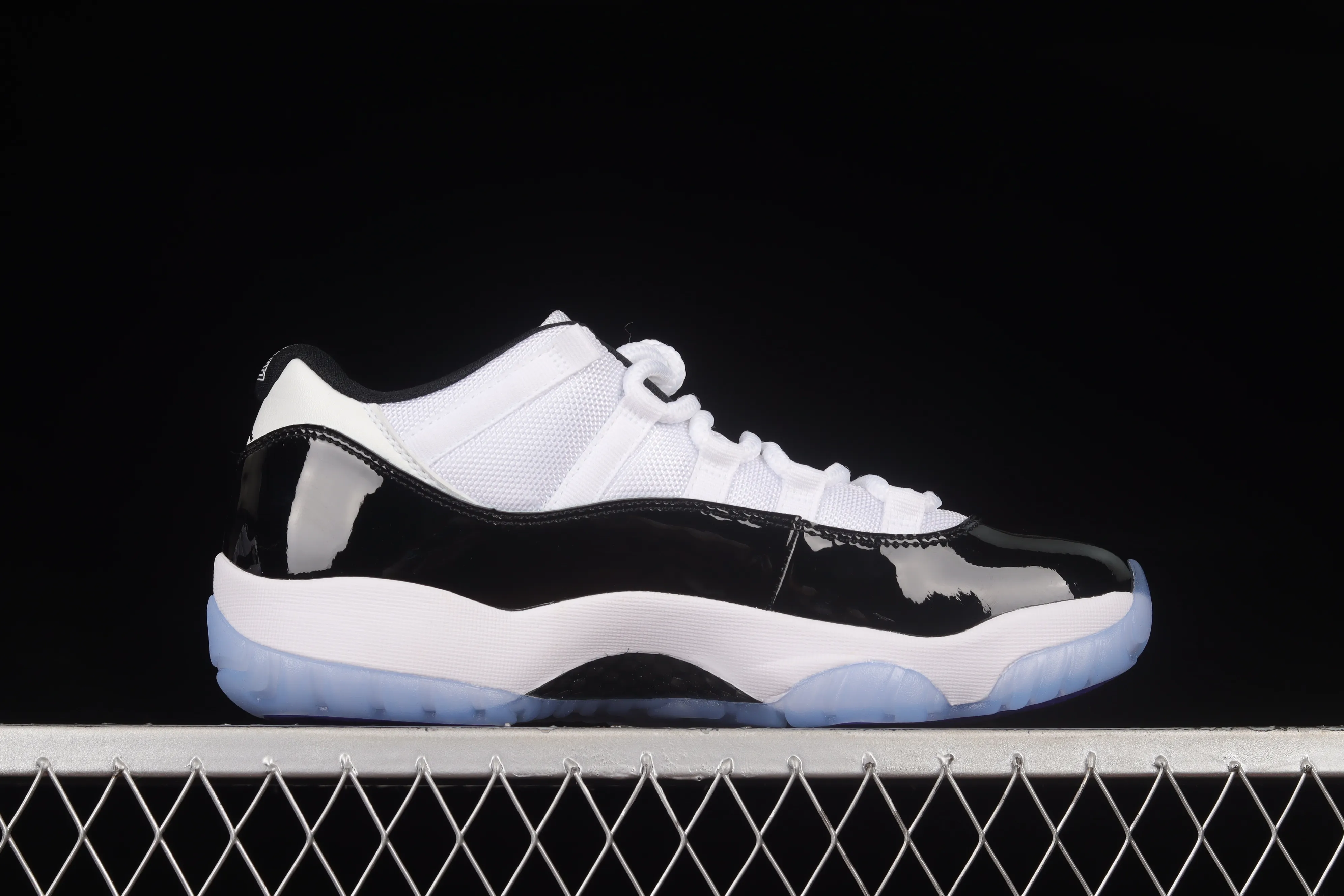 All categories Air Jordan Jordan series basketball shoes Air Jordan 11 F version Air Jordan 11 Low "Concord" AJ11 Kang buckle white black genuine carbon low-top basketball shoes 528895-153